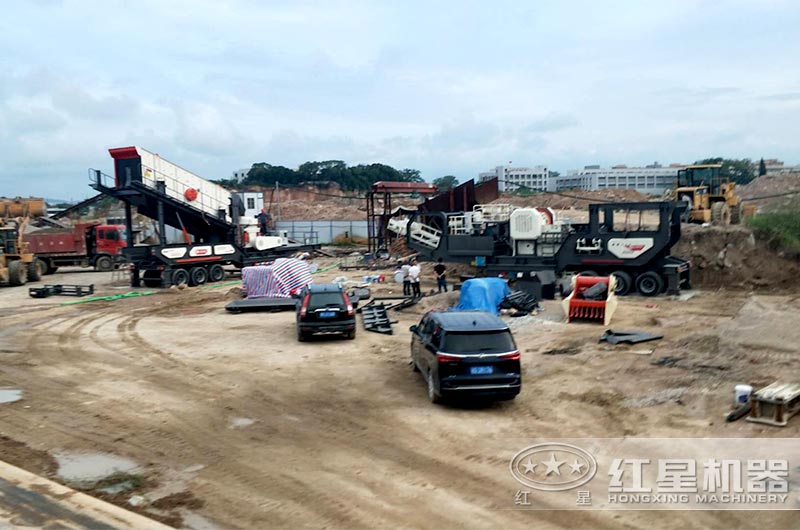 大型移動式破碎機生產線安裝現場 大型移動式破碎機生產線安裝現場
