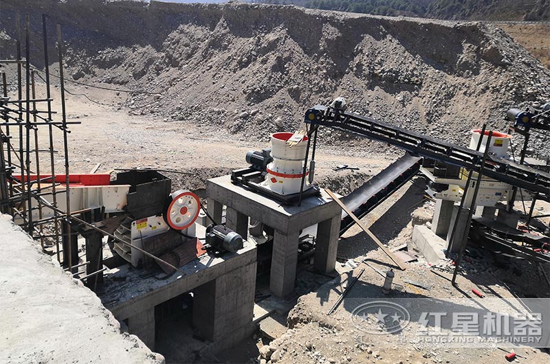 PE1215磁鐵礦鄂式破碎機現場