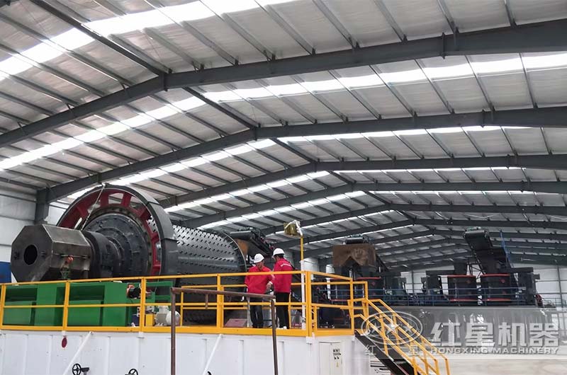 環保石灰石球磨機現場作業圖