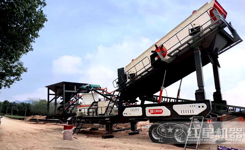 移動石子制沙生產(chǎn)線作業(yè)現(xiàn)場