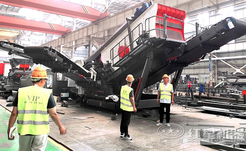 客戶來廠參觀紅星流動石料破碎機車間現(xiàn)貨 客戶來廠參觀紅星流動石料破碎機車間現(xiàn)貨