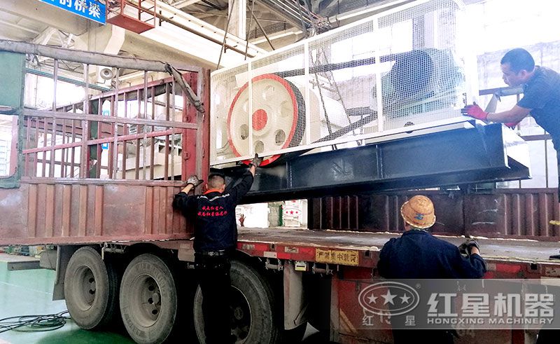 對輥破碎機(jī)車間裝車發(fā)貨 對輥破碎機(jī)車間裝車發(fā)貨