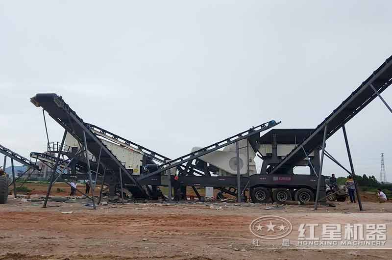 移動式破碎機砂石場現(xiàn)場