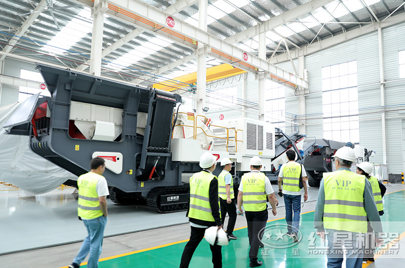 客戶到廠選購移動破碎機