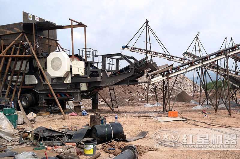 移動破碎站正在現場安裝，如上圖