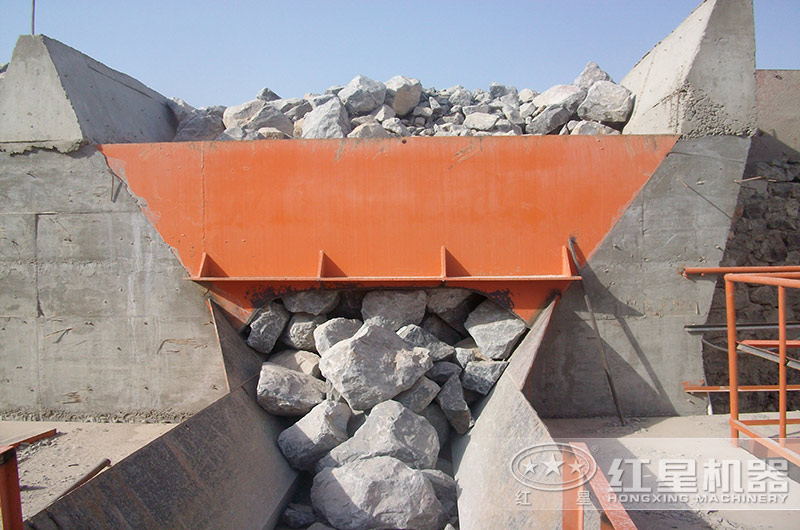 花崗巖碎石制砂現場