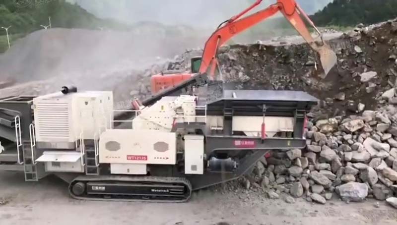 履帶移動(dòng)反擊式破碎機(jī)現(xiàn)場(chǎng)視頻