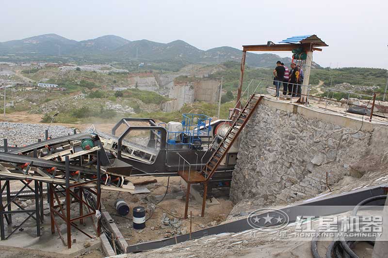 移動鄂式破碎機作業現場 移動鄂式破碎機作業現場