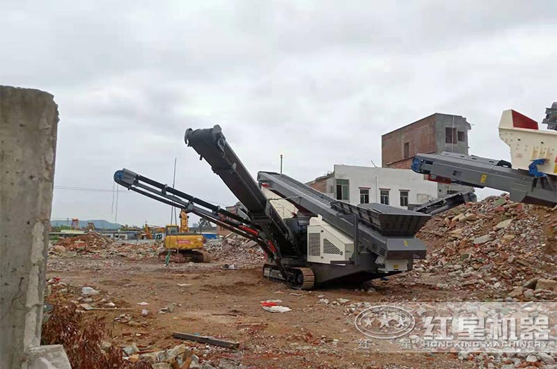 履帶移動(dòng)式破碎機(jī)現(xiàn)場(chǎng)