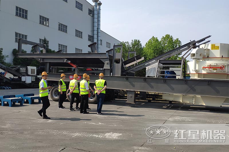 客戶來廠考察移動破石機 客戶來廠考察移動破石機