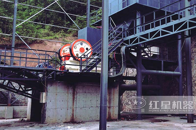 912顎式破碎機現場