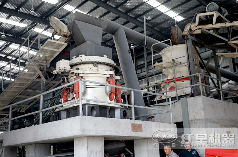 兩臺圓錐破碎機(jī)實(shí)拍