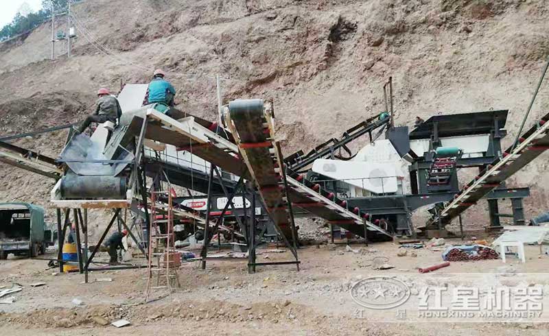 搭載“重錘破+振動篩”的移動破碎篩分機