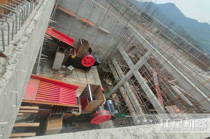 顎式碎石機現場