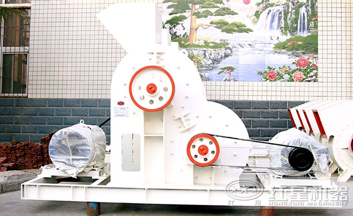 廠區(qū)擺放的雙極式破碎機(jī)