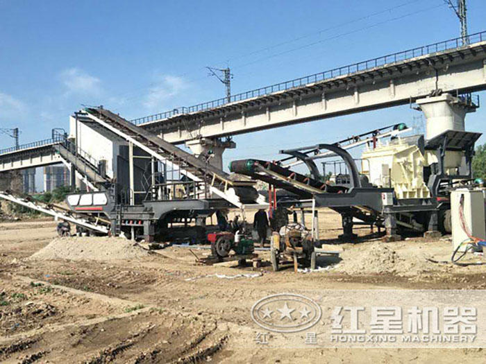 等待作業(yè)的移動(dòng)式破碎機(jī)現(xiàn)場