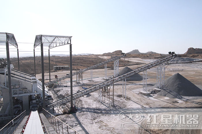 人工生產(chǎn)機(jī)制砂現(xiàn)場(chǎng) 人工生產(chǎn)機(jī)制砂現(xiàn)場(chǎng)