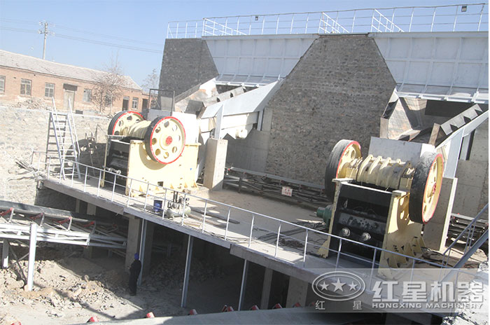 常用來粗破的顎式破碎機(jī)現(xiàn)場(chǎng) 常用來粗破的顎式破碎機(jī)現(xiàn)場(chǎng)