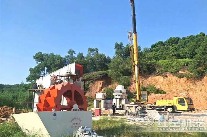 作業(yè)現(xiàn)場(chǎng)擺放的洗砂機(jī) 作業(yè)現(xiàn)場(chǎng)擺放的洗砂機(jī)