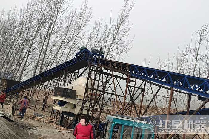 制砂機(jī)正在安裝中 制砂機(jī)正在安裝中