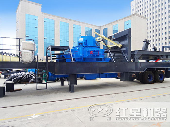 廠區(qū)擺放的移動式制砂機(jī)