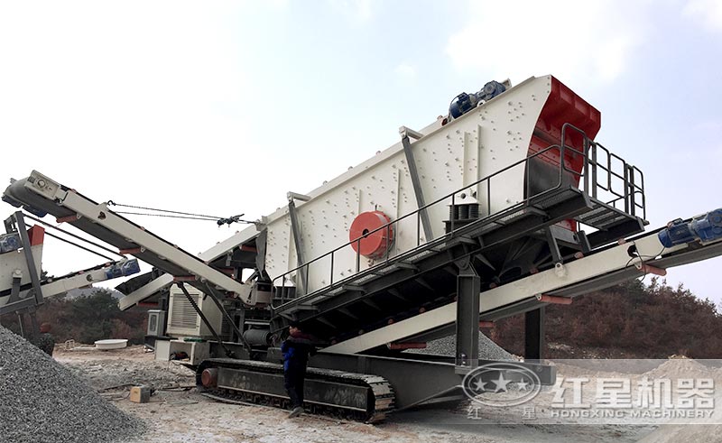 時(shí)產(chǎn)300噸的移動(dòng)式破碎機(jī)現(xiàn)場(chǎng)