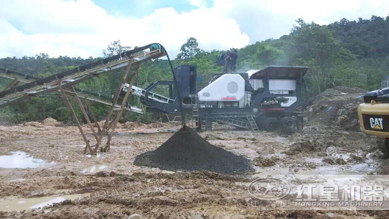 移動(dòng)式煤炭粉碎機(jī)就地可開展作業(yè) 移動(dòng)式煤炭粉碎機(jī)就地可開展作業(yè)