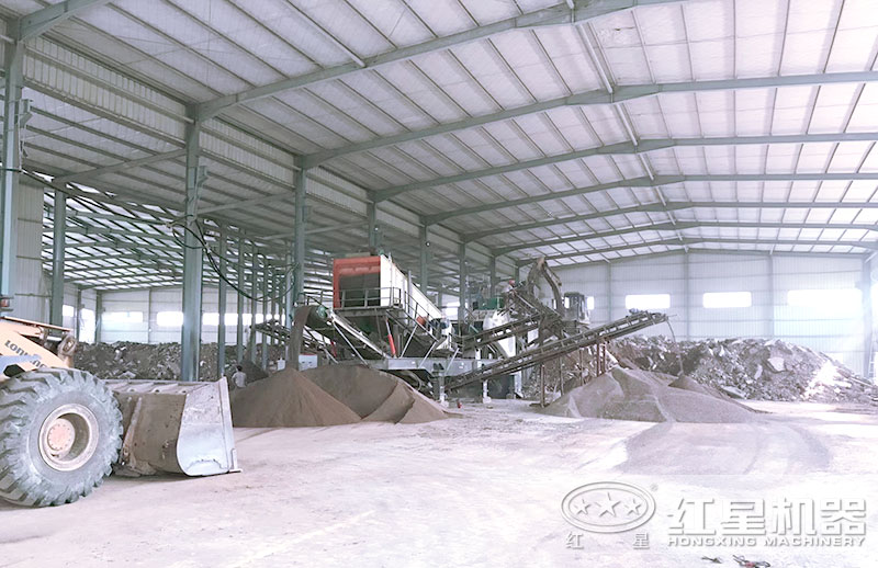 移動制砂機生產(chǎn)瓜米石制沙現(xiàn)場 移動制砂機生產(chǎn)瓜米石制沙現(xiàn)場