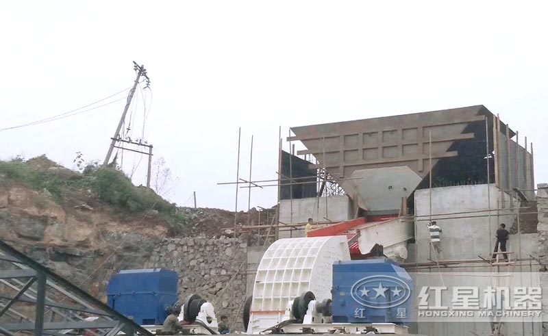 錘式大型石子粉碎機安裝現(xiàn)場