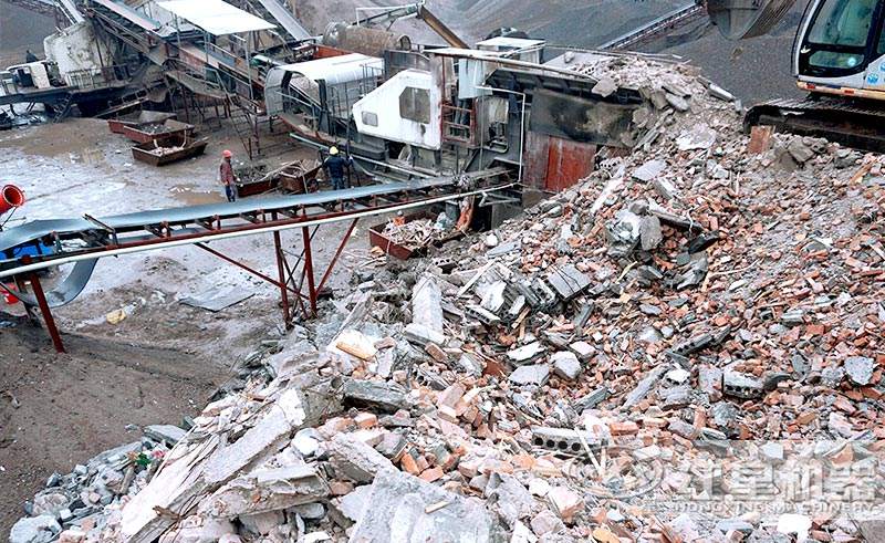 大型建筑垃圾破碎現(xiàn)場(chǎng)