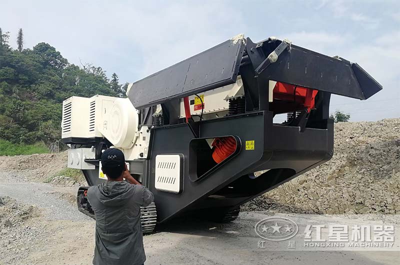 履帶移動式破碎機現場