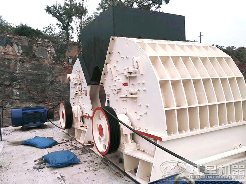 2臺錘式破碎機作業中