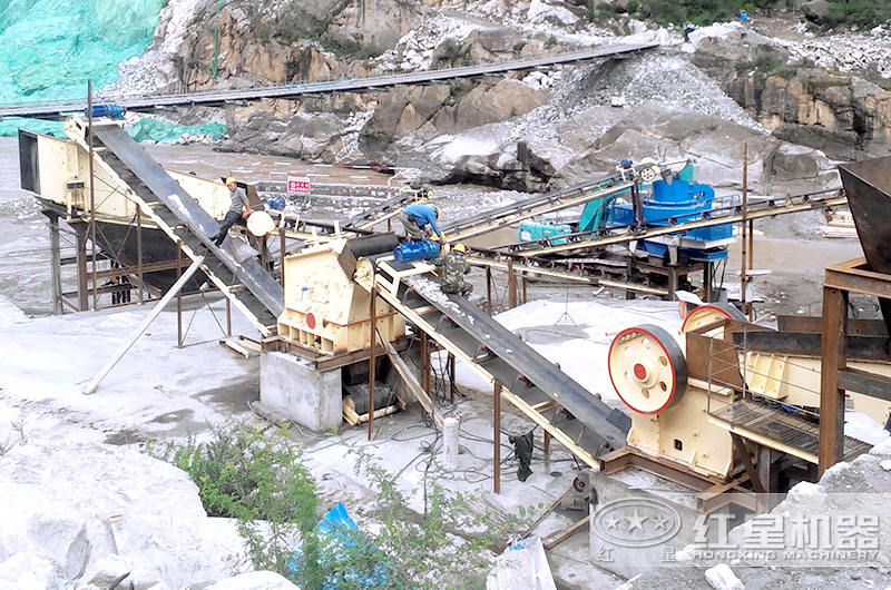 中等軟性石料制砂現場