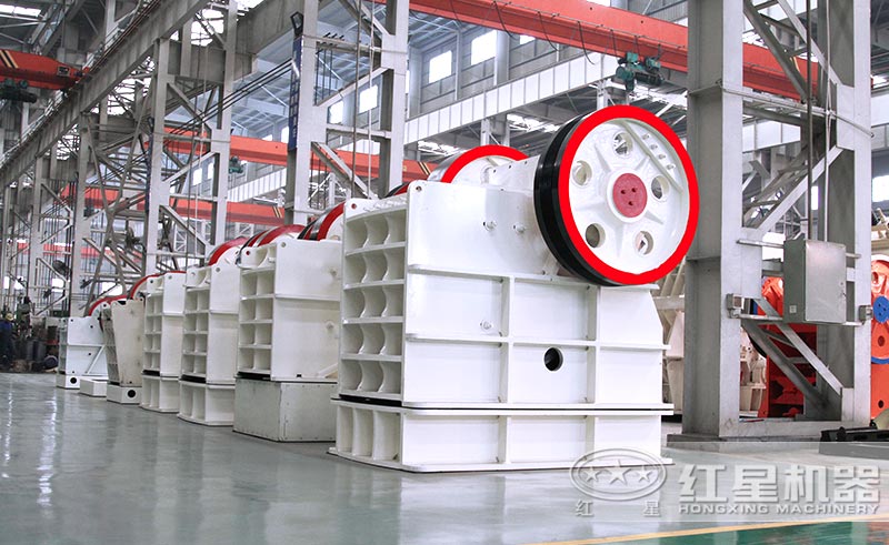 顎式破碎機(jī)是常見的粗破設(shè)備