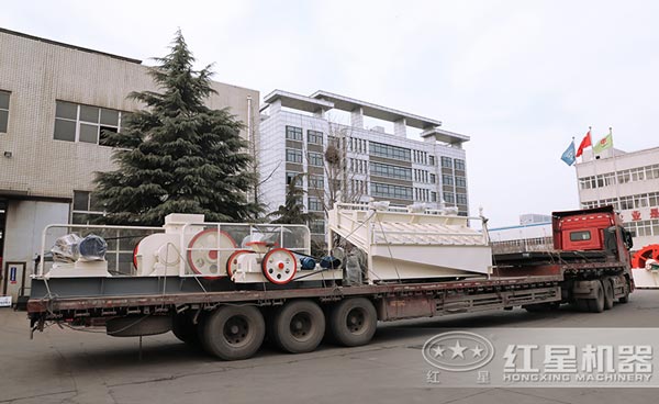 紅星對(duì)輥式破碎機(jī)發(fā)貨中
