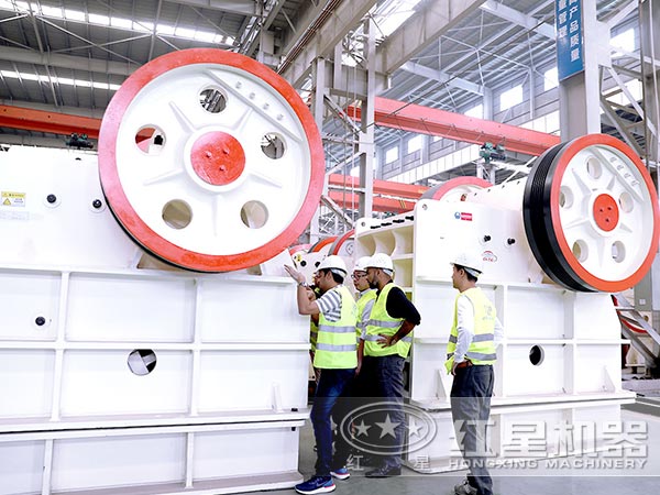 客戶來廠考察破碎設備中 客戶來廠考察破碎設備中