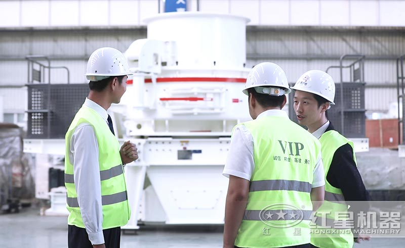 客戶來廠考察制砂機，工程師跟蹤講解