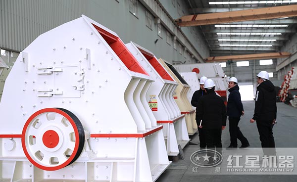客戶來紅星現(xiàn)場考察錘式打砂機設備