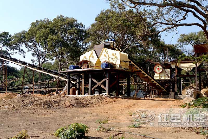 兩臺石灰石破碎機現(xiàn)場