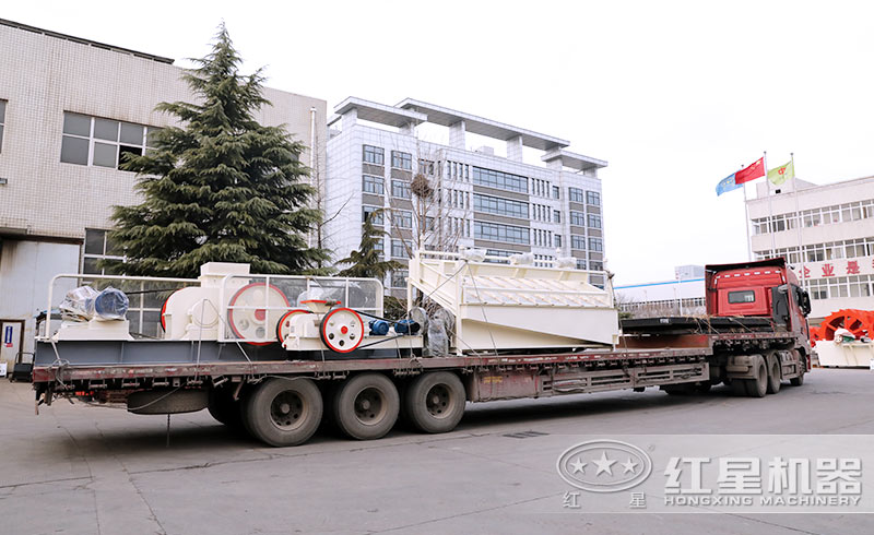 對輥式制砂機裝車完畢準備發貨