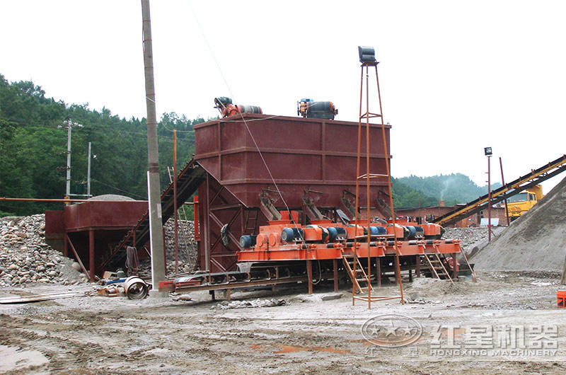 小型對(duì)輥破生產(chǎn)現(xiàn)場(chǎng) 小型對(duì)輥破生產(chǎn)現(xiàn)場(chǎng)