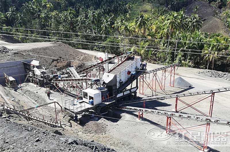 移動磕石機(jī)現(xiàn)場作業(yè)中 移動磕石機(jī)現(xiàn)場作業(yè)中