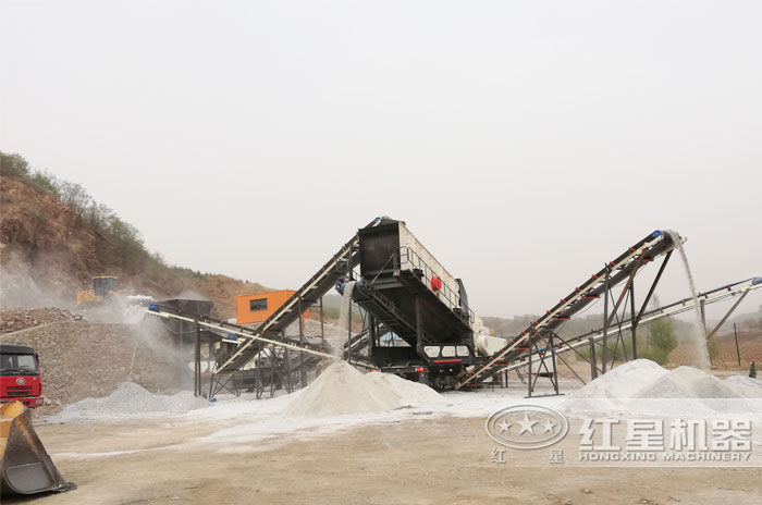 振動篩在移動式破碎機上作業 振動篩在移動式破碎機上作業