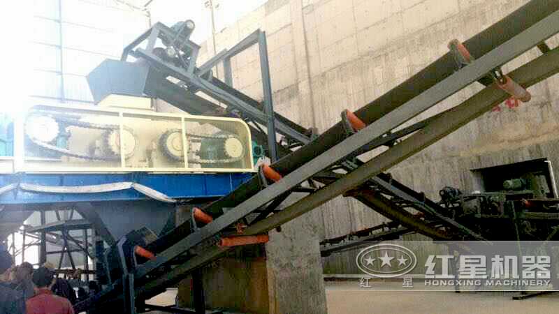 對(duì)輥破碎機(jī)現(xiàn)場(chǎng)實(shí)拍