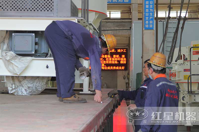 紅星工作人員裝車前測量距離