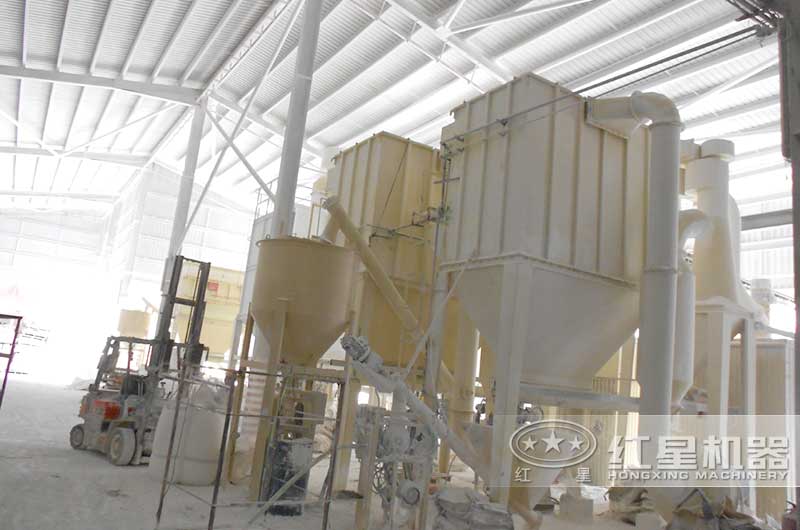 白云石磨粉作業(yè)現場