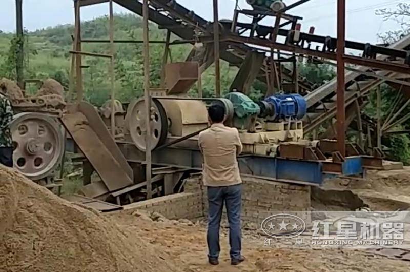 對輥破碎河卵石制砂現(xiàn)場