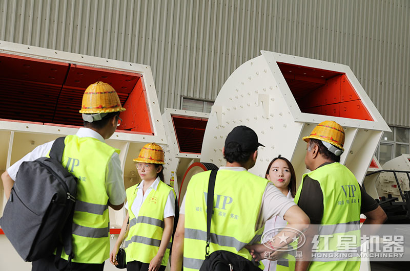 客戶來廠考察玻璃瓶破碎機設(shè)備