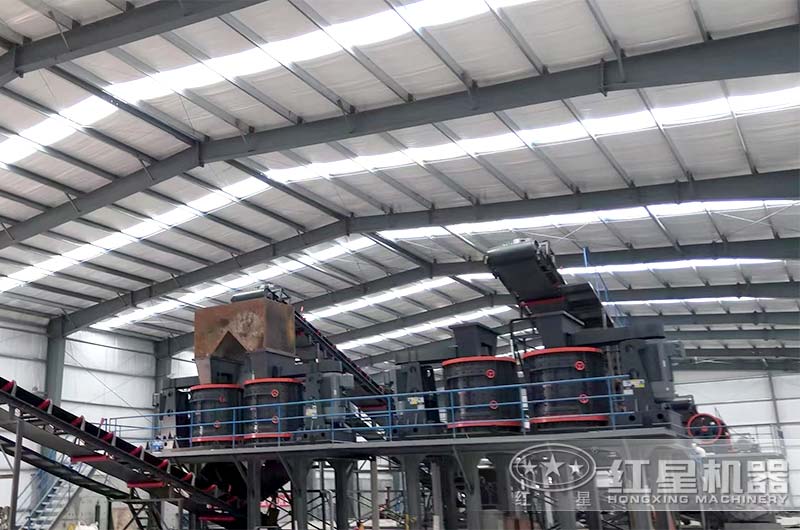 中型砂石廠使用復(fù)合式破碎機(jī)現(xiàn)場(chǎng) 中型砂石廠使用復(fù)合式破碎機(jī)現(xiàn)場(chǎng)