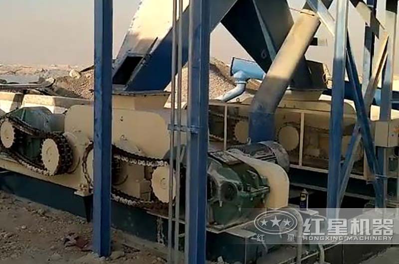 兩臺對輥破碎機(jī)碎矸石現(xiàn)場